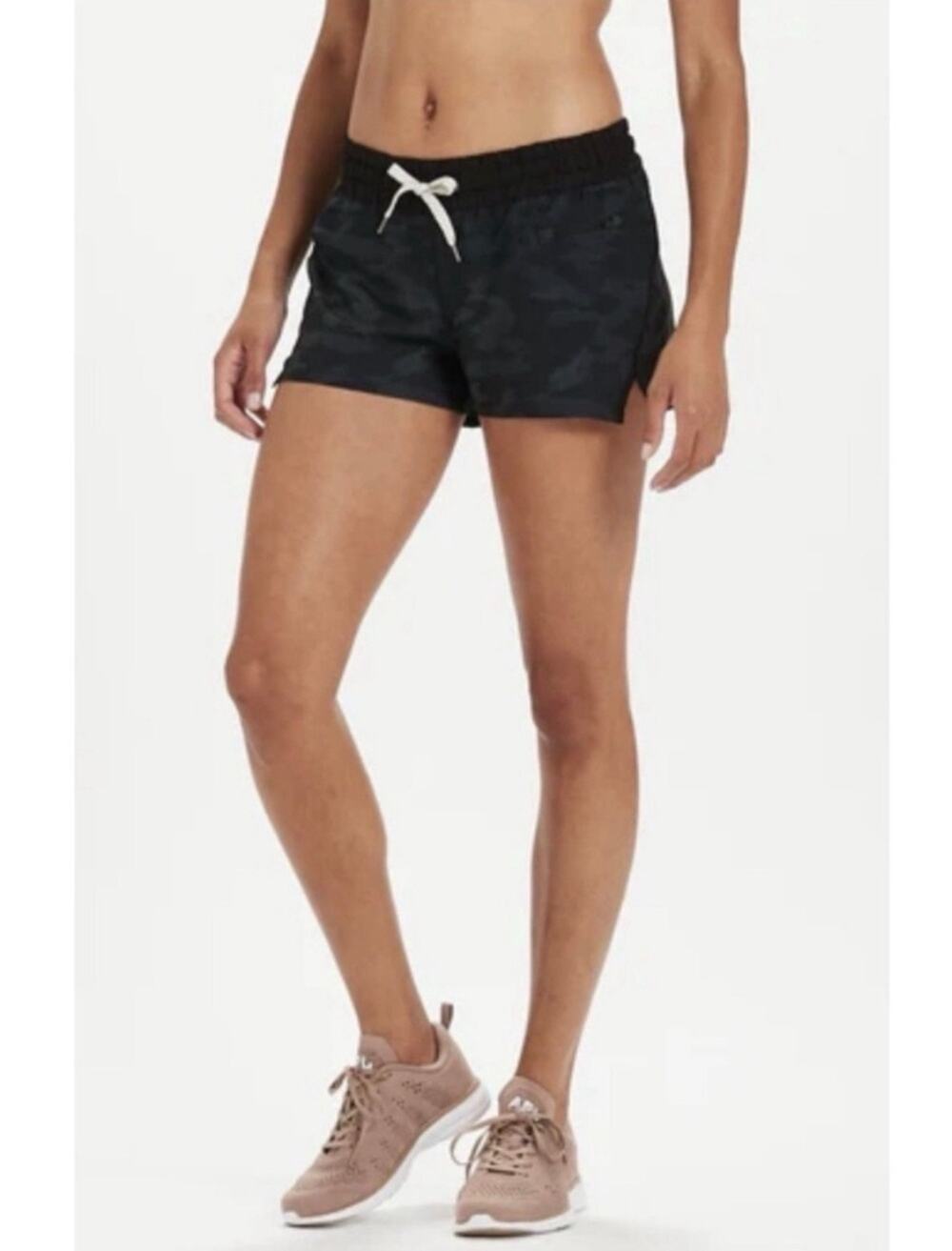 Vuori women’s camo shorts size L